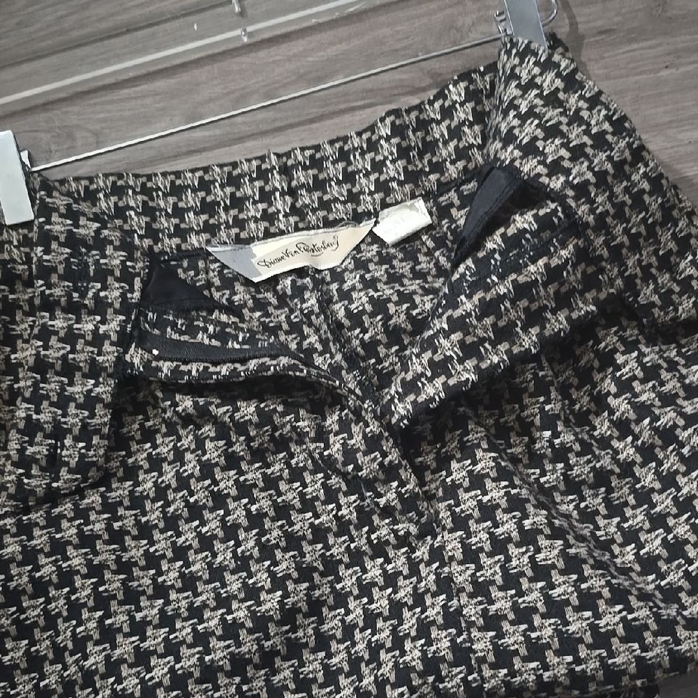 Diane Von Furstenberg Black and Beige Knee-Length Pencil Skirt. - Picture 8 of 8